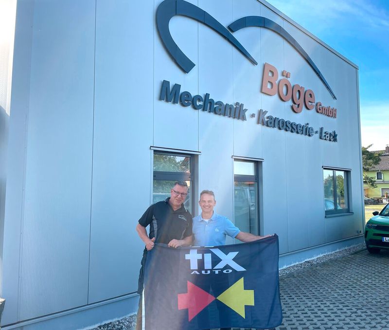 Marco Böge, Inhaber und Geschäftsführer der Böge GmbH, zusammen mit Roy de Lange, Geschäftsführer von Fix Auto Deutschland, bei der Vertragsunterschrift.  (Bild:  Fix Auto)