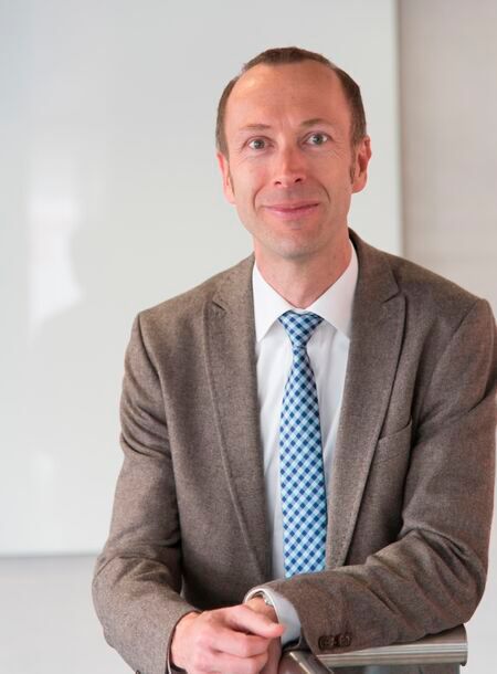 Für Michael Schwarz, CEO der Step 5 AG in Zürich, steht fest: „Corona wird nicht die letzte Krise gewesen sein, die wir zu meistern haben. Die entscheidende Konstante im ‚New Normal‘ ist die permanente Veränderung, die mit Wandlungsfähigkeit bewältigt werden muss. Der Umgang mit Disruption von bisherigen Geschäftsmodellen wird in der VUKA-Welt ein Erfolgsfaktor.“ 