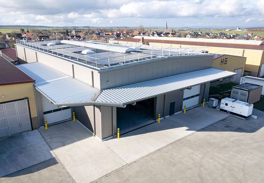 Der Hallenneubau von MBO Oßwald: Rohmateriallager als Taktgeber der Zerspanung.(Bild:  MBO Oßwald)