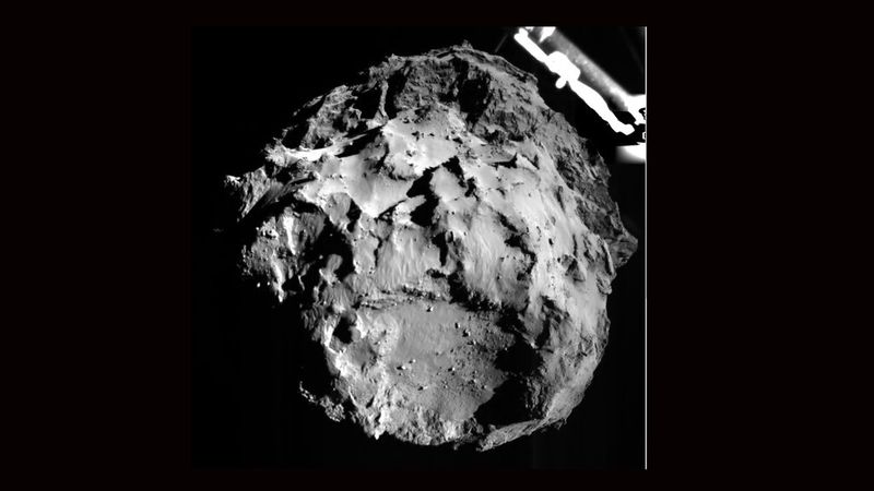 Dieses Bild wurde vom ROLIS-Instrument an Bord von Philae am 12. November 2014 um 15:38:41 Uhr (MEZ) gemacht, als Philae sich dem Kometen zur Landung näherte. Es wurde aus etwa drei Kilometern Entfernung zur Kometenoberfläche aufgenommen und hat eine Auflösung von etwa 3m/Pixel (Bildpunkt). (Bild: ESA)