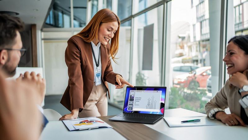 Das Dell Pro 14 Premium ist in ein Gehäuse aus einer Magnesium-Legierung gekleidet und wiegt so nur 1,15 kg. Angetrieben wird es von Intels Panther-Lake-Prozessoren mit bis zu 16 Cores. Dabei kommen nur Modelle mit der schwächeren GPUs zum Einsatz.(Bild:  Dell Technologies)