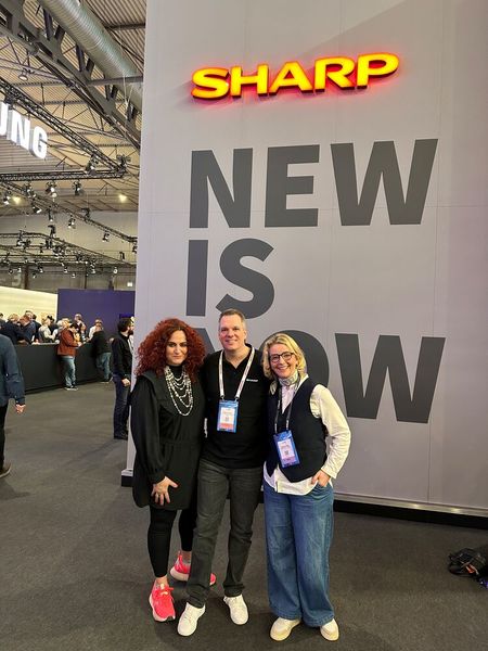 ...damit er dann mit Stephanie Steen und mir (IT-BUSINESS) sich richtig in Pose setzen kann. (Bild: Vogel IT-Medien GmbH)