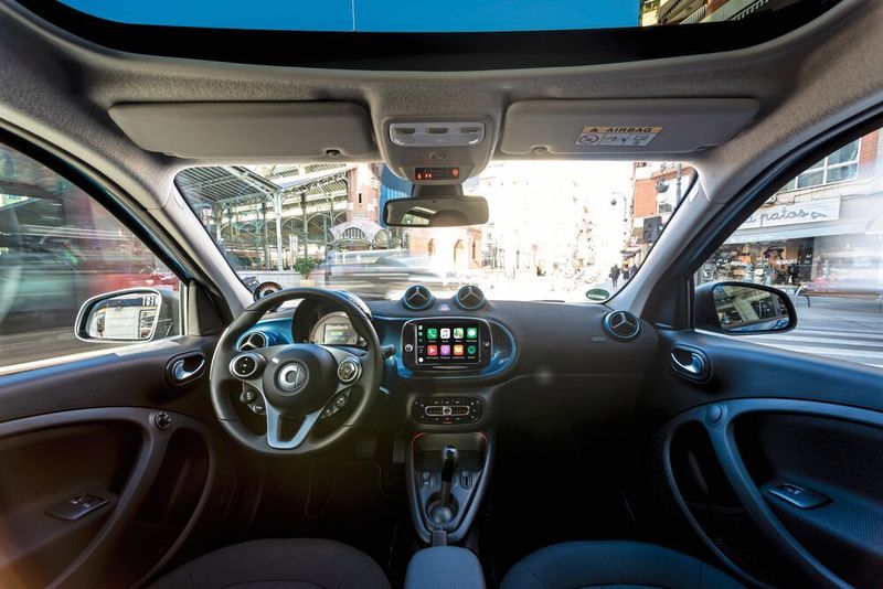 Gegen Aufpreis gibt es circa ab Mai ein neues und größeres Touch-Display mit acht statt sieben Zoll und neuen Inhalten. (Smart)