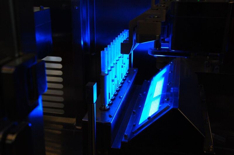 Blaulicht: Bei Tests erwiesen sich LED-Beleuchtungen im blauen Wellenlängenspektrum als beste Lösung, um einen optimalen Kontrast zwischen Tuben und Druckmarke sowie der Tubenkanten zum Hintergrund zu erzeugen. (Archiv: Vogel Business Media)