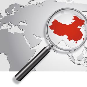Genau hinsehen: Wer Medizinprodukte für die Volksrepublik China zulassen will, steht seit März dieses Jahres neuen Herausforderungen – und Chancen – gegenüber.