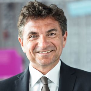 Der Autor: Dr. Ferri Abolhassan, Geschäftsführer T-Systems International und Leiter der IT Division