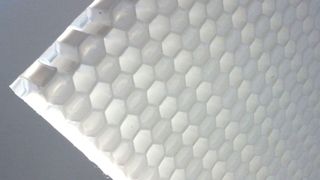 Als Wabenkernmaterial ist Polypropylen unempfindlich gegen Freuchtigkeit und mechanisch deutlich belastbarer als Papier. Sandwichplatten mit Wabenkern aus Polypropylen nehmen es auch mit Vollspanplatten auf. (Bild: Thermhex)