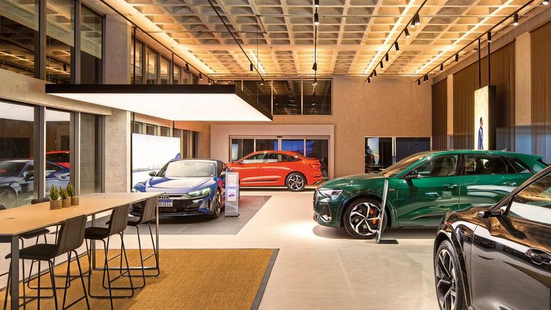 Voller Schauraum, keine Kunden: Das fast schon gewohnte Bild im Automobilhandel ist derzeit noch deutlicher ausgeprägt. Dem Einzelhandel fehlen die Kauf-Impulse.(Bild:  Audi)