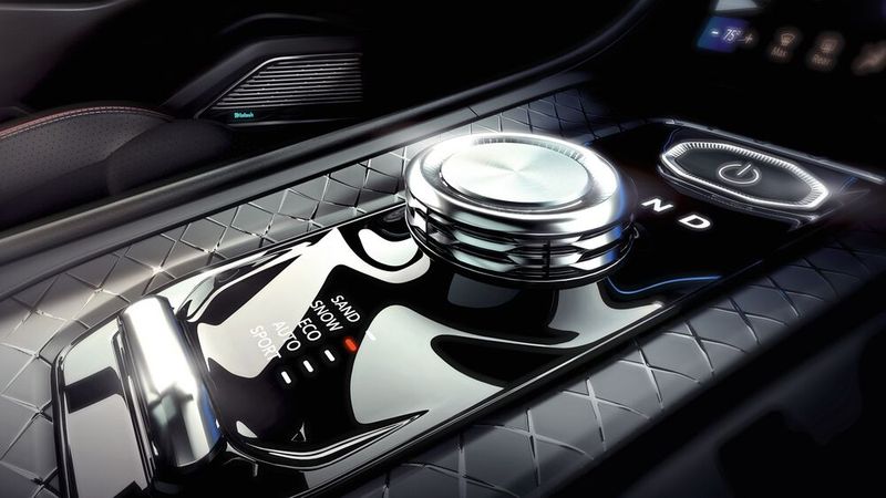 Die Mittelkonsole dominiert nichtsdestotrotz ein Drehknopf für die Wahl der Fahrstufe – darunter ein Terrain-Auswahlschalter. (Bild: Stellantis)