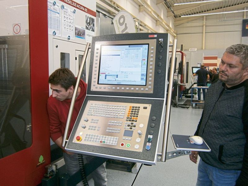Gesteuert wird die Acura 85 von einer Heidenhain-CNC...es wird spannend und spanend... (Königsreuther)