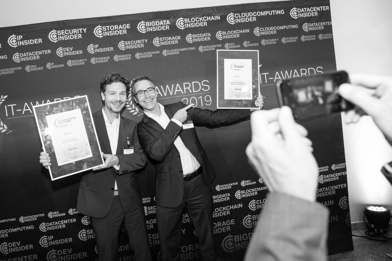 Jürgen Schaub und Horst Roberts nehmen jeweils einen Award für VMware mit. (artful rooms / Vogel IT-Medien GmbH)