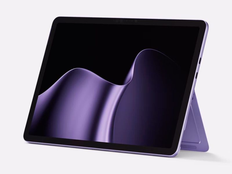 Das Gehäuse hat sich beim 12-Zoll-Surface-Pro nicht geändert, allerdings ist das Display ist beim neuen Modell mit 500 Nits allerdings um 25 Prozent heller. (Bild: Microsoft)