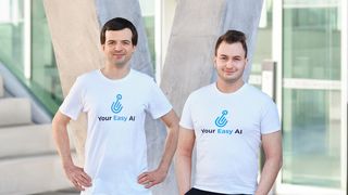 Die Gründer des Start-ups Your Easy AI, Jan Dette (links) und Patrick Imcke, sind Absolventen der Mathematik der Universität Duisburg-Essen und arbeiten an einer smarten KI für mittelständische Unternehmen.  (Bild: Marian Margraf/Your Easy AI)
