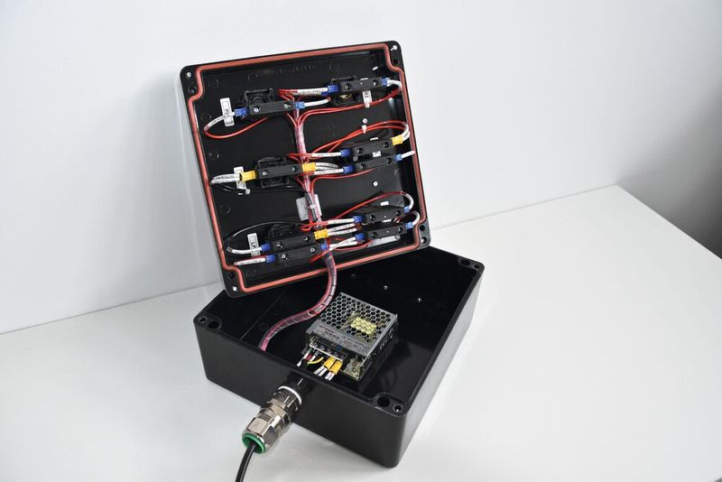 Das Innenleben einer Ex-Control Station: Rose bestückt die Gehäuse nach Kundenvorgabe z.B. mit Schaltern, Tastern und Leuchtmeldern. (Bild: Rose Systemtechnik GmbH)