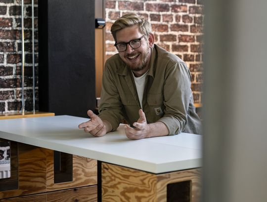 Nikolas Fleschhut ist Director und Mitglied der Geschäftsführung von HRtbeat.(Bild:  Sebastian Human)