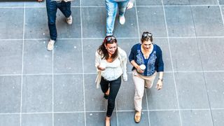 Beim dualen Studiengang der DHBW Heilbronn sind die Studierenden jeweils zwölf Wochen in der Hochschule und zwölf Wochen in den Autohäusern. (Bild: DHBW Heilbronn/magmell)