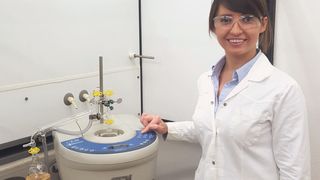 Dipl.-Chem. Olga Maiatska an der Mikrowellenapparatur zur Umsetzung neuer phenolischer Edukte mit N-Hydroxymethylacrylamid in der Schmelze. (Bild: Uni Düsseldorf)