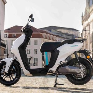 Rund 3.300 Euro kostet der erste Großserien-E-Roller von Yamaha: der Neo's.(Bild:  Yamaha)