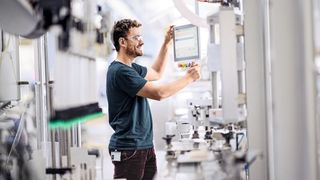 Um die Basisentwicklung von Maschinen kundenspezifisch anzupassen, sind CAD- und Engineering-Daten nötig. Die können global über ein entsprechendes PLM-System bereitgestellt werden. (RALPH_KLOHS/Syntegon)