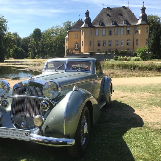 Auf Schloss Dyck tragen sich Alltags-Oldtimer und automobile Juwelen einträchtig zu den 13. Classic Days.(Bild:  Ampnet)
