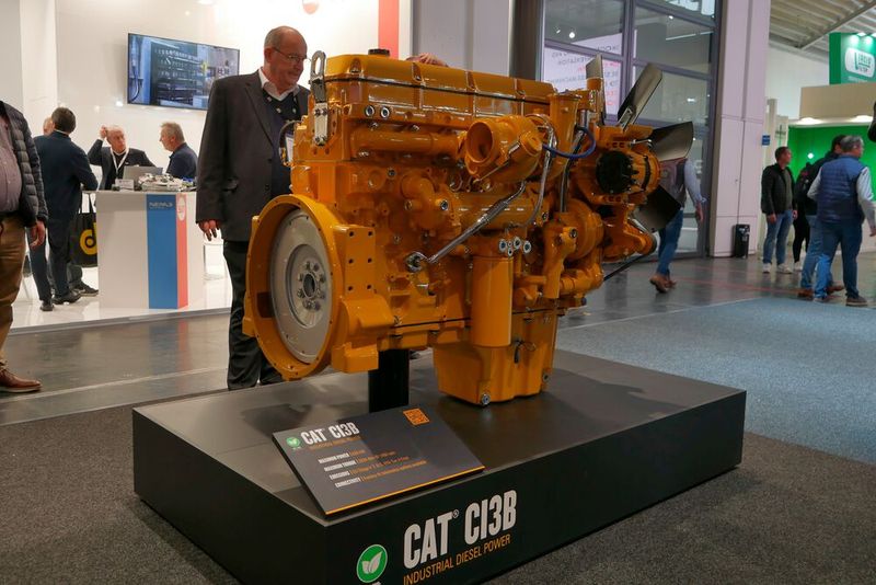 Die Caterpillar Industrial Power Systems Division zeigte Industrieantriebsaggregate, die Erstausrüster bei ihren Zielen im Zusammenhang mit der Energiewende hin zu einer nachhaltigeren Zukunft unterstützen sollen. Dazu gehört etwa der C13B, der die EU-Abgasnorm der Stufe 5 erfüllt und mit kohlenstoffarmen Kraftstoffen kompatibel ist. (Bild: Sandro Kipar/VCG)
