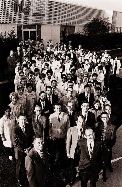 Die ersten 106 Angestellten von Intel im Jahr 1969. Links und rechts vorn die beiden Gründer Robert Noyce und Gordon Moore. Ganz rechts in der zweiten Reihe Andy Grove. Das Bild wurde noch vor dem ersten Intel-Firmengebäude in Mountainview, Kalifornien aufgenommen. (Bild: Intel)