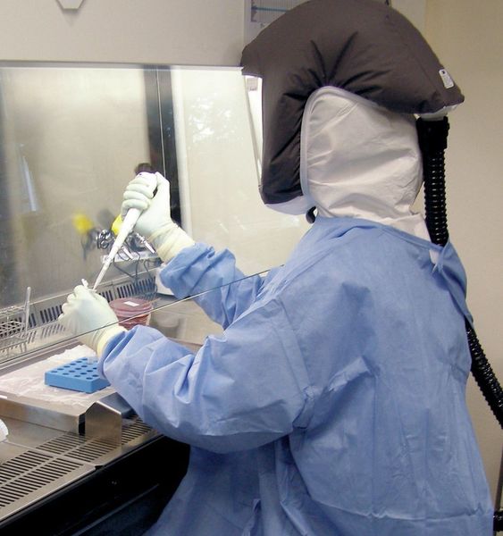 Hier wird eine Untersuchung zur Inaktivierung hochpathogener Erreger auf massiven metallischen Kupferoberflächen im Hochsicherheitslabor der Schutzstufe 3 am Institut für Mikrobiologie der Bundeswehr durchgeführt. (Bild: Institut für Mikrobiologie der Bundeswehr)
