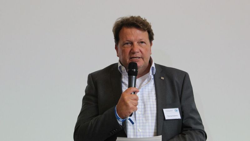 Der Hauptgeschäftsführer des ZKF, Thomas Aukamm, eröffnete das Pkw-Symposium. (Bild: Klasing)