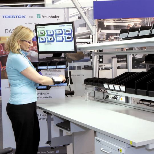 Alles im Blick: In Kombination mit den ergonomischen Arbeitsplätzen ermöglicht das RFID-Armband effizientes und ermüdungsfreies Arbeiten bei manuellen Greifprozessen.(Bild:  Treston)