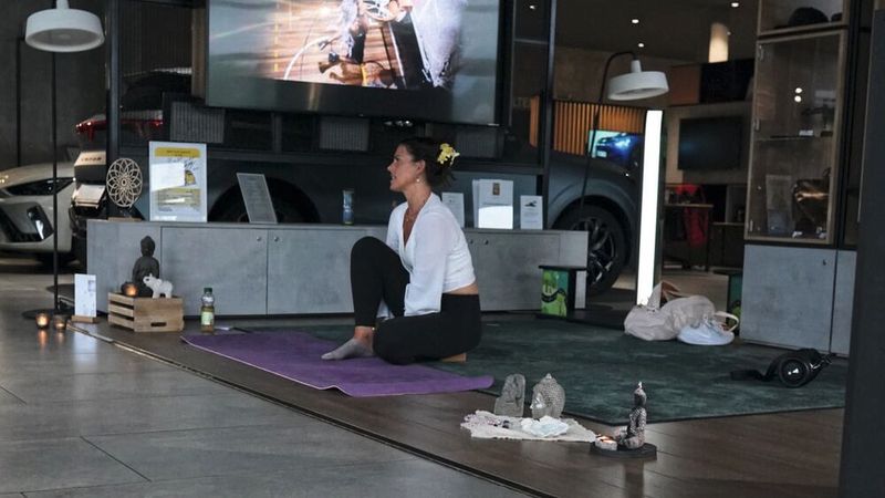 Unter Anleitung: Eine Yoga-Lehrerin erläutert verschiedene achtsame Übungen. (Bild: Autohaus Bellendorf)