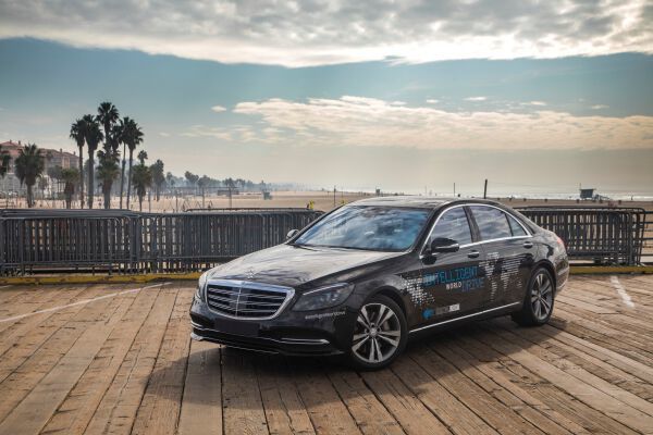 Mit dem Intelligent World Drive testet Mercedes-Benz mit einem Erprobungsfahrzeug auf Basis der S‑Klasse automatisierte Fahrfunktionen auf fünf Kontinenten. Nach Deutschland, China,  Australien und Südafrika liegt der Fokus der letzten Etappe in den USA auf  der Bewertung des Fahrverhaltens im dichten Stadtverkehr und auf Highways. Im Fokus steht dabei insbesondere die Erkennung von Schulbussen und landesspezifischen Fahrbahnmarkierungen, Fahrspuren sowie Geschwindigkeitsschildern und auf der Erprobung des innovativen Lichtsystems DIGITAL LIGHT. (Daimler AG)