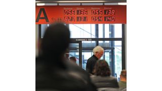 Lange Warteschlangen bei den Kfz-Zulassungsstellen sollten mit der internetbasierten Zulassung eigentlich der Vergangenheit angehören. (Bild: picture-alliance / Marc Müller | Marc Müller)