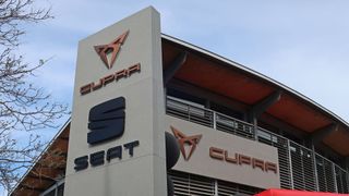 In Würzburg signalisiert der Cupra-Seat-Pylon der Spindler-Gruppe unübersehbar, dass die Marke Cupra präsent ist. (Grimm/»kfz-betrieb«)