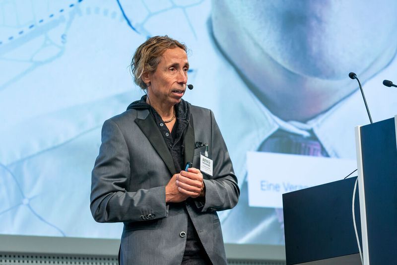 Zum Konzept der Autovertriebstage zählt, dass auf jeden Vortrag ein Best-Practice-Beispiel aus dem Handel folgt. Zum Thema Vertriebsformate der Zukunft präsentierte Leonhard Paul, Geschäftsführer der Marketingagentur Autoactiva, den Virtual-Reality-Store der Hessengarage in einem Hanauer Einkaufszentrum.  (Stefan Bausewein)