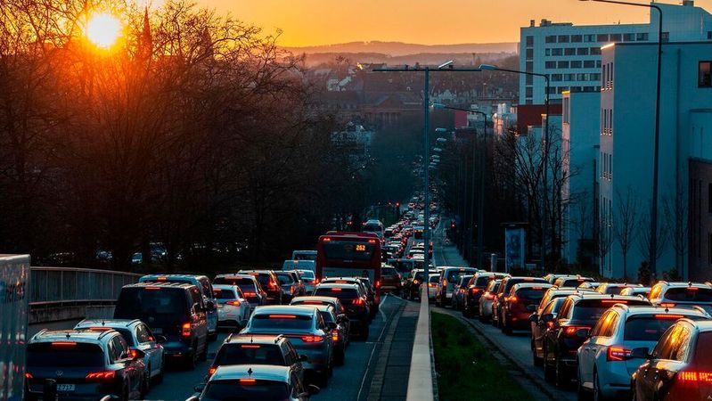 Es wird immer voller auf Deutschlands Straßen. Nur in wenigen Bundesländern ist die Pkw-Dichte zuletzt leicht zurückgegangen.(Bild:  frei lizenziert /  Pixabay)