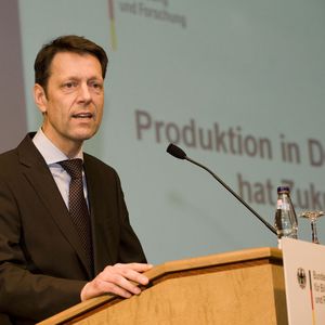 Staatssekretär  Dr. Georg Schütte kündigte an, dass das BMBF ein neues Programm zur künftigen Produktionsforschung auflegen werde, Bild: KIT/Sandra Göttisheim