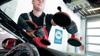 Defektes Autoglas zu wechseln, kann sich für die Kfz-Meisterbetriebe durchaus lohnen. (Bild: Promotor/Volz)