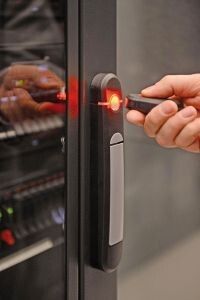 Bild 2: Der Schrank lässt sich per Funksignal öffnen, auch aus dem Kontrollraum. (Bild: EMKA)