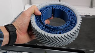 Ein Trend in 2026: Multi-Material-Druck – Durch die Kombination unterschiedlicher Materialien in einem einzigen Druck lassen sich erweiterte Gestaltungsmöglichkeiten erschließen, die Montageschritte reduzieren, die Bauteilleistung verbessern und Entwicklungszeiten beschleunigen. (Bild: Ultimaker)