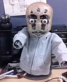Die Universität Osaka in Japan hat einen Kind-Roboter namens Affetto entwickelt. Affetto kann realistische Gesichtsausdrücke nachahmen, so dass Menschen mit dem Roboter interagieren können. (Osaka University)