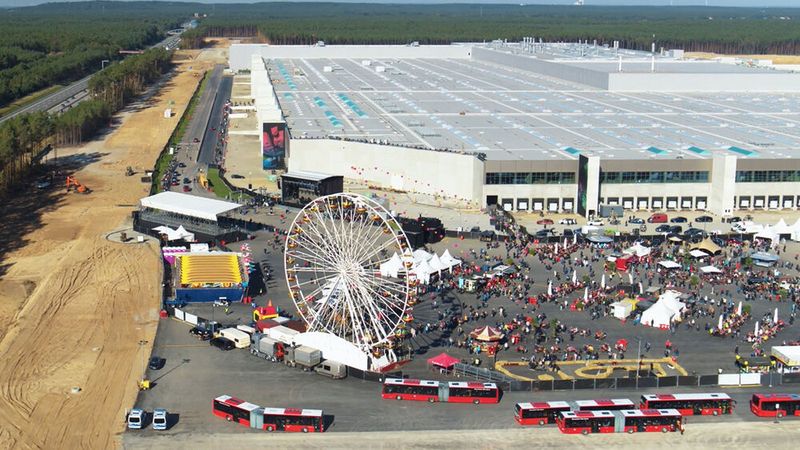 9.000 Besucher durften schließlich aufs Gelände. (Tesla)