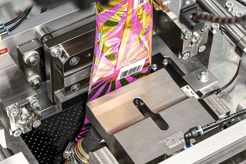 Siegeln, Prägen und Stanzen der Schlauchbeutel in einem Arbeitsgang. (Bild: Telsonic)