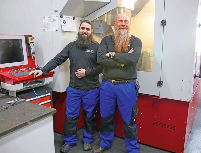 Inhaber und Geschäftsführer der Formenbau Jürgen Jung GmbH, Jürgen Jung (rechts), und Werkzeugmechaniker Jan Petri. (Klaus Vollrath)