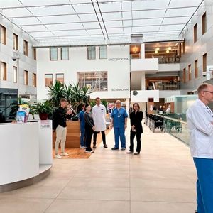 Am Eingang werden wir von Prof. Joel Starkopf, Head of Research and Development, Saima Hinno, Head of Nursing und Dr. Liis Salumäe, Chief Medical Officer, empfangen. Prof. Starkopf (rechts) ist Leiter für Forschung und Entwicklung, aber auch Mitglied des Vorstands. Er leitet die Führung durch das Krankenhaus. (Bild:  © Serina Sonsalla)