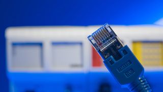 Durch den integrierten Switch lassen sich Stern- und Linientopologien realisieren. Zudem kann der freie Port zur Laufzeit für Programmierung und Diagnose genutzt werden. (Archiv: Vogel Business Media)