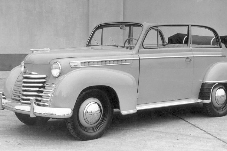 Es gab den Olympia auch nach dem Krieg wieder: Ein moderner 1,5-Liter OHV-Motor mit 37 PS diente ab 1937 als Antrieb – der gleiche übrigens wie im NSU-Kettenkrad. Er machte den Wagen 112 km/h „schnell“. Im Bild eine Cabriolimousine (feststehende Scheibenrahmen!) des Jahrgangs 1950/51. (Foto: Opel)