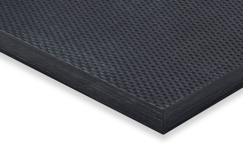 Polyethersulfid (PPS) ist das Matrixpolymer des Typs Tecatec PPS CW50 Black – man ahnt es – mit Carbonfaserverstärkung. Das Produkt wird als in einem breiten Temperatur- und Feuchtebereich als hochstabil, chemisch sehr gut beständig sowie sehr steif und fest beschrieben. (Ensinger)