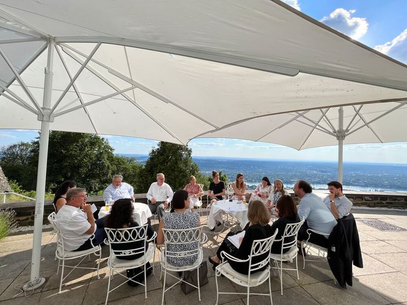 Zeit für den Austausch in den Roundtables: Um das „Prinzip Hoffnung“ drehen sich die Diskussionen bei Prof. Thomas Popp, Staatssekretär für Digitale Verwaltung & Verwaltungsmodernisierung in der Sächsischen Staatskanzlei. Wird mit dem Generationswechsel im öffentlichen Dienst alles besser? (© Vogel IT-Akademie)