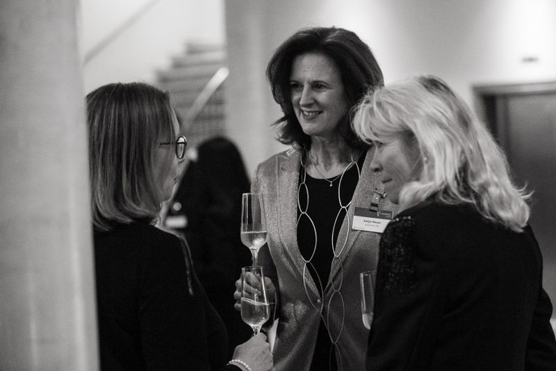 von links: Kathrin Bachhofer (Fortinet), Katja Meyer (Kasperky Lab) und Claudia Ketzer (Eset) kommen beim Sektempfang ins Gespräch. (artful rooms / Vogel IT-Medien GmbH)
