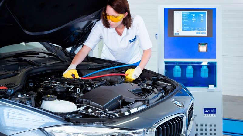 Für Reparaturen und Wartungen an Kfz-Klimaanlagen gelten ab April 2029 neue EU-Vorgaben. (Bild:  AVL Ditest)
